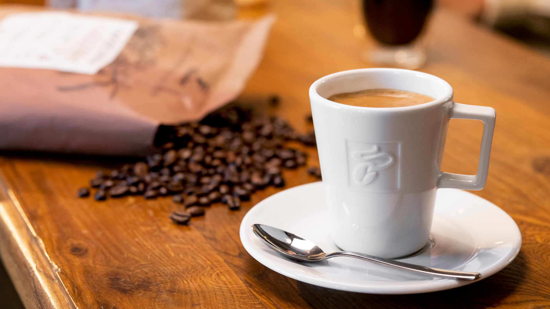 Espresso mit Kaffeebohnen